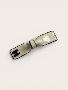 CHANEL Beauty- Cream and Black Enamel Bow Hair Clip